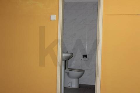 Armazém/ Garagem 1160 m2  perto da Rotunda da Boavista, Constituição, Carvalhido