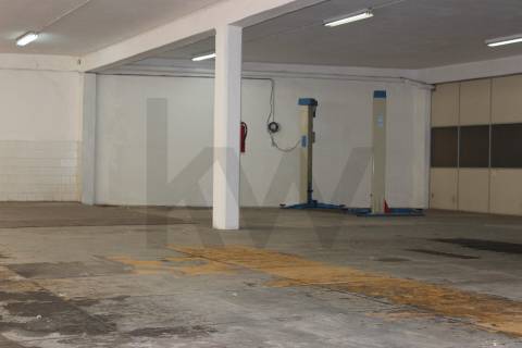 Armazém/ Garagem 1160 m2  perto da Rotunda da Boavista, Constituição, Carvalhido