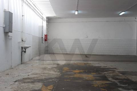 Armazém/ Garagem 1160 m2  perto da Rotunda da Boavista, Constituição, Carvalhido