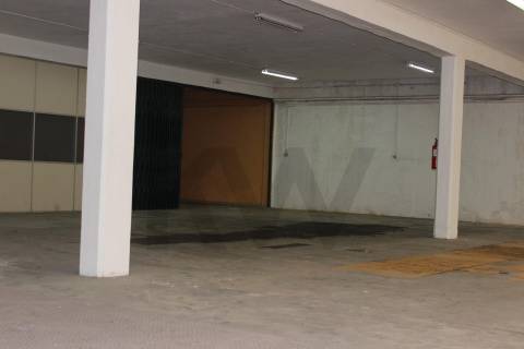 Armazém/ Garagem 1160 m2  perto da Rotunda da Boavista, Constituição, Carvalhido