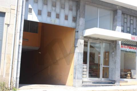 Armazém/ Garagem 1160 m2  perto da Rotunda da Boavista, Constituição, Carvalhido