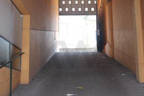 Armazém/ Garagem 1160 m2  perto da Rotunda da Boavista, Constituição, Carvalhido