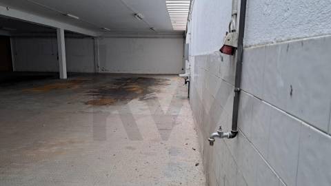 Armazém/ Garagem 1160 m2  perto da Rotunda da Boavista, Constituição, Carvalhido