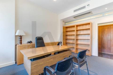 Escritório de Prestígio com 400m² na Praça da Galiza – Totalmente Renovado