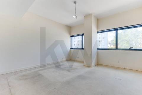 Escritório de Prestígio com 400m² na Praça da Galiza – Totalmente Renovado