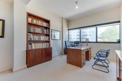 Escritório de Prestígio com 400m² na Praça da Galiza – Totalmente Renovado