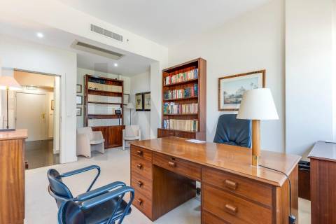 Escritório de Prestígio com 400m² na Praça da Galiza – Totalmente Renovado