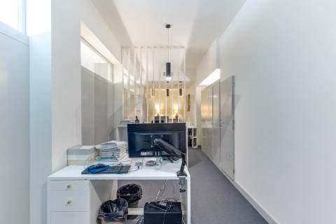 Escritório de Prestígio com 400m² na Praça da Galiza – Totalmente Renovado