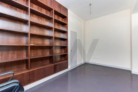 Escritório de Prestígio com 400m² na Praça da Galiza – Totalmente Renovado