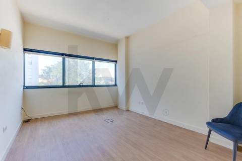 Escritório de Prestígio com 400m² na Praça da Galiza – Totalmente Renovado