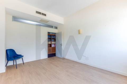 Escritório de Prestígio com 400m² na Praça da Galiza – Totalmente Renovado