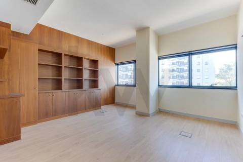 Escritório de Prestígio com 400m² na Praça da Galiza – Totalmente Renovado