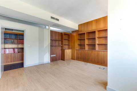 Escritório de Prestígio com 400m² na Praça da Galiza – Totalmente Renovado
