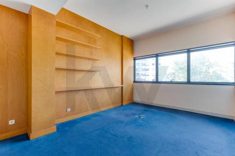 Escritório de Prestígio com 400m² na Praça da Galiza – Totalmente Renovado