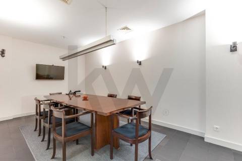 Escritório de Prestígio com 400m² na Praça da Galiza – Totalmente Renovado