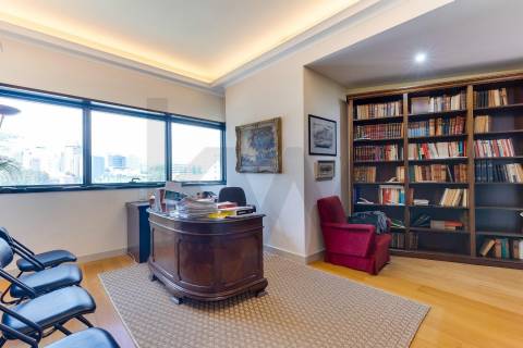 Escritório de Prestígio com 400m² na Praça da Galiza – Totalmente Renovado
