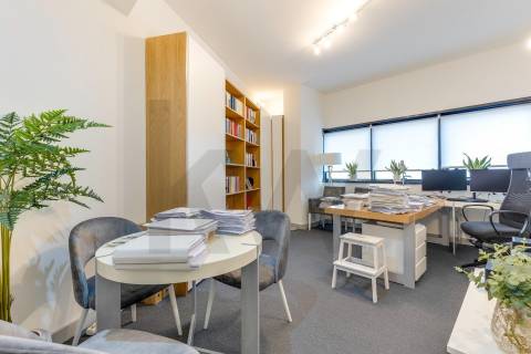 Escritório de Prestígio com 400m² na Praça da Galiza – Totalmente Renovado