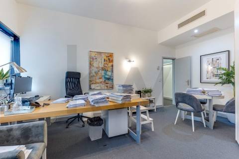 Escritório de Prestígio com 400m² na Praça da Galiza – Totalmente Renovado