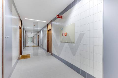 Escritório de Prestígio com 400m² na Praça da Galiza – Totalmente Renovado