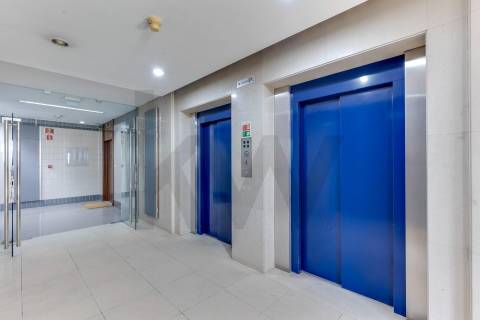 Escritório de Prestígio com 400m² na Praça da Galiza – Totalmente Renovado
