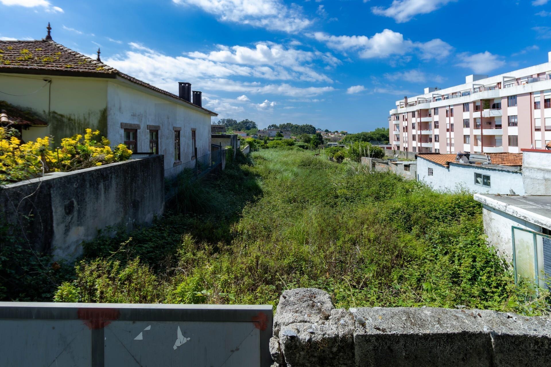 Terreno 1 700 m² — 1 ou 2 Moradias | Praia de Francelos