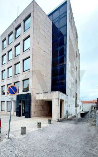 Loja com armazém e estacionamento no centro de Leça da Palmeira – Comércio, Serviços ou Restauração 