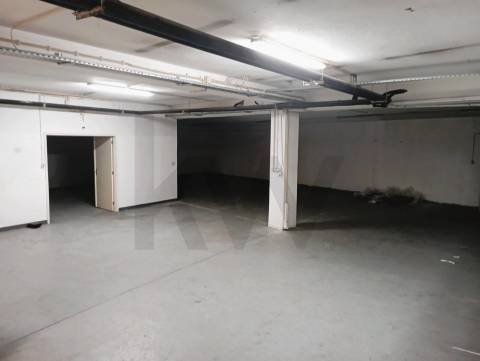 Loja com armazém e estacionamento no centro de Leça da Palmeira – Comércio, Serviços ou Restauração 