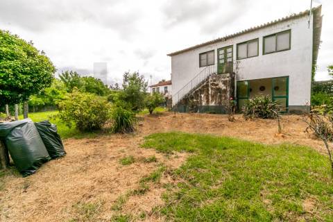 Quinta com História em Barcelinhos – Moradia T3 e Terreno