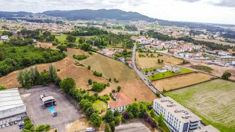 Quinta com História em Barcelinhos – Moradia T3 e Terreno