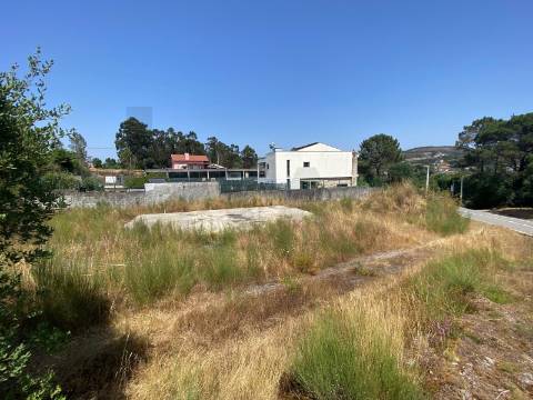 Terreno com Projeto Aprovado para Moradia Térrea