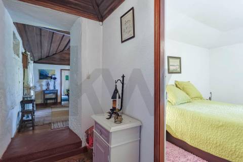 Quintinha com Duas Casas Centenárias em Pedra 