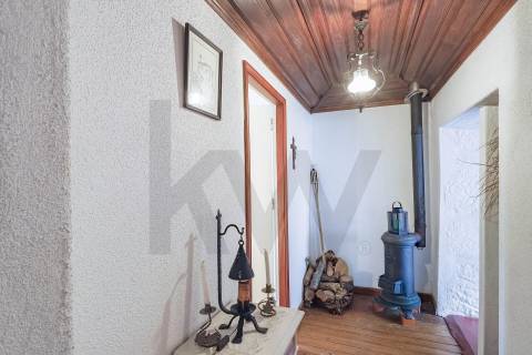 Quintinha com Duas Casas Centenárias em Pedra 