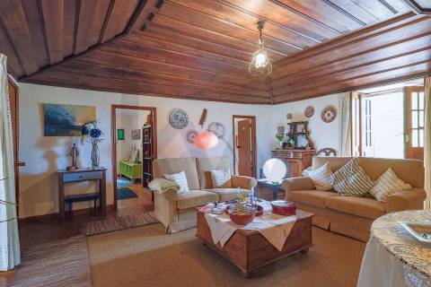 Quintinha com Duas Casas Centenárias em Pedra 