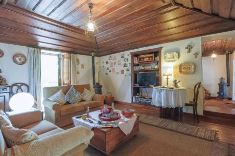 Quintinha com Duas Casas Centenárias em Pedra 