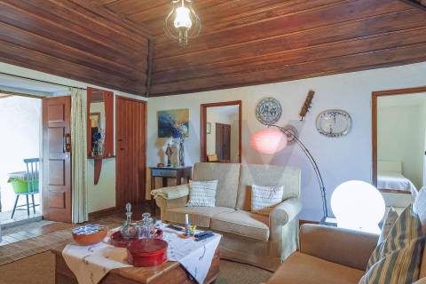 Quintinha com Duas Casas Centenárias em Pedra 