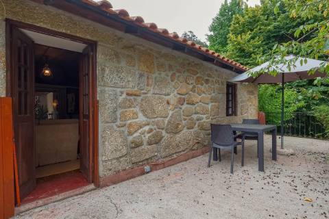 Quintinha com Duas Casas Centenárias em Pedra 