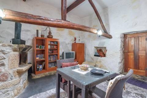 Quintinha com Duas Casas Centenárias em Pedra 