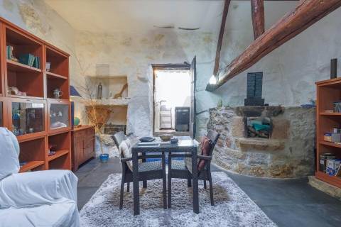 Quintinha com Duas Casas Centenárias em Pedra 