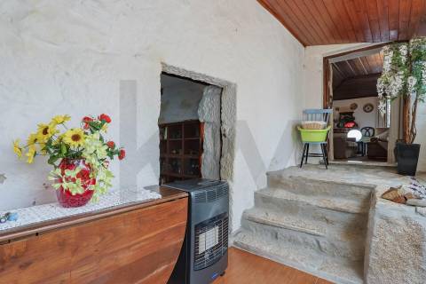 Quintinha com Duas Casas Centenárias em Pedra 