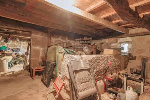 Quintinha com Duas Casas Centenárias em Pedra 