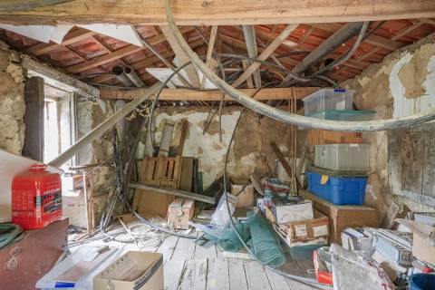 Quintinha com Duas Casas Centenárias em Pedra 