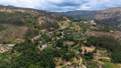 Quintinha com Duas Casas Centenárias em Pedra 