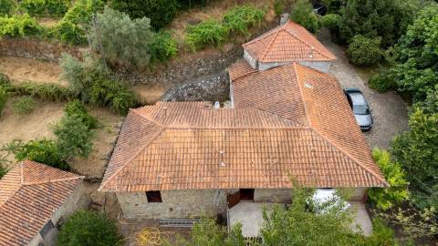 Quintinha com Duas Casas Centenárias em Pedra 