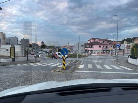 Terreno para Moradia de 3 Frentes | Baguim do Monte 