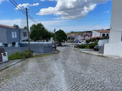 Terreno para Moradia de 3 Frentes | Baguim do Monte 