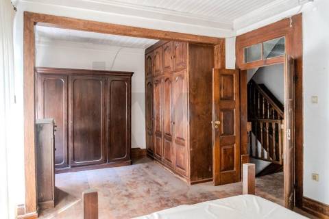 Prédio para reabilitação com logradouro no Centro Histórico, Guimarães