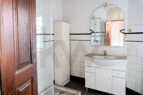 Prédio para reabilitação com logradouro no Centro Histórico, Guimarães