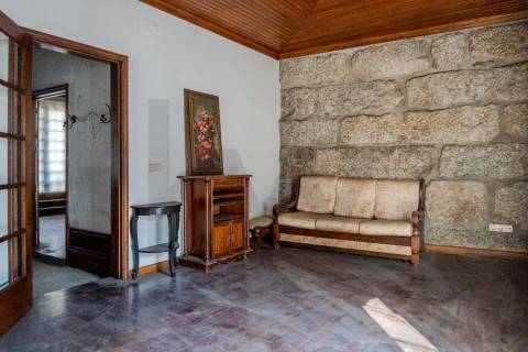 Prédio para reabilitação com logradouro no Centro Histórico, Guimarães