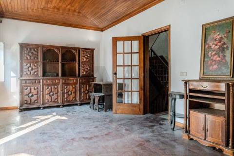 Prédio para reabilitação com logradouro no Centro Histórico, Guimarães