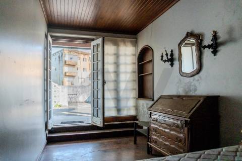 Prédio para reabilitação com logradouro no Centro Histórico, Guimarães